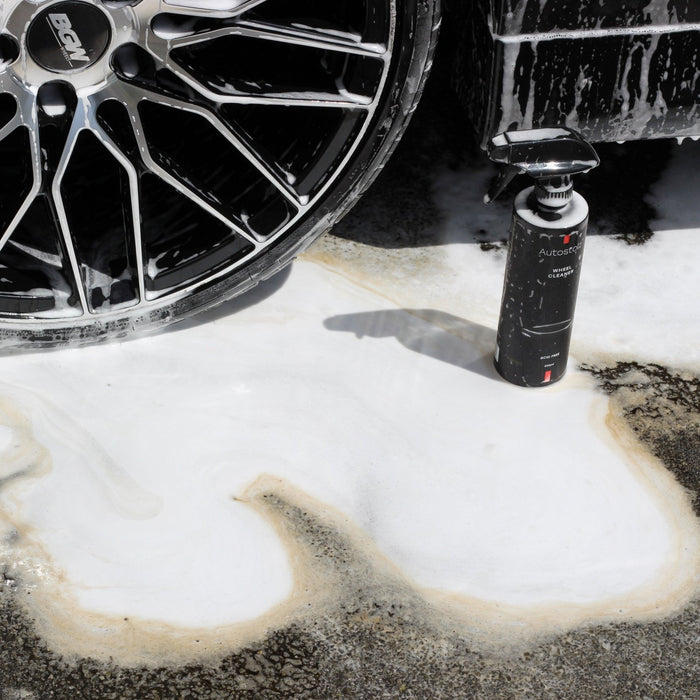 Autostolz Wheel Cleaning & Decontamination Kit in use on BMW wheels | lovecars A3222H - 00810096301123